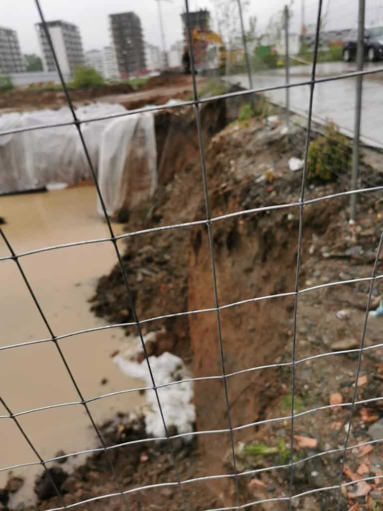 video foto situație critică pe strada doamna stanca - sute de familii disperate - „ne temem să nu cadă blocul”