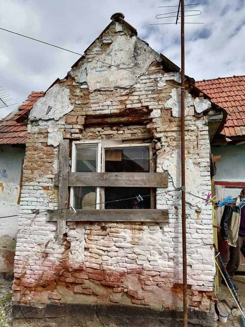 foto drama unei familii nevoiașe - trăiesc într-o casă care stă să cadă și nu au bani să o repare