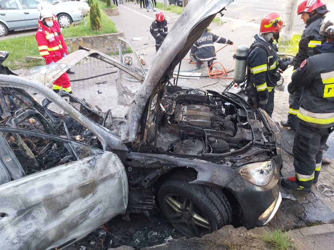mașină incendiată la arad - un om de afaceri local găsit carbonizat în ea