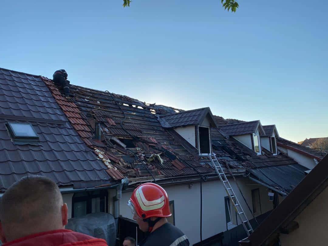 video foto casa arsă din cisnădie - mansarda și acoperișul, distruse de flăcări
