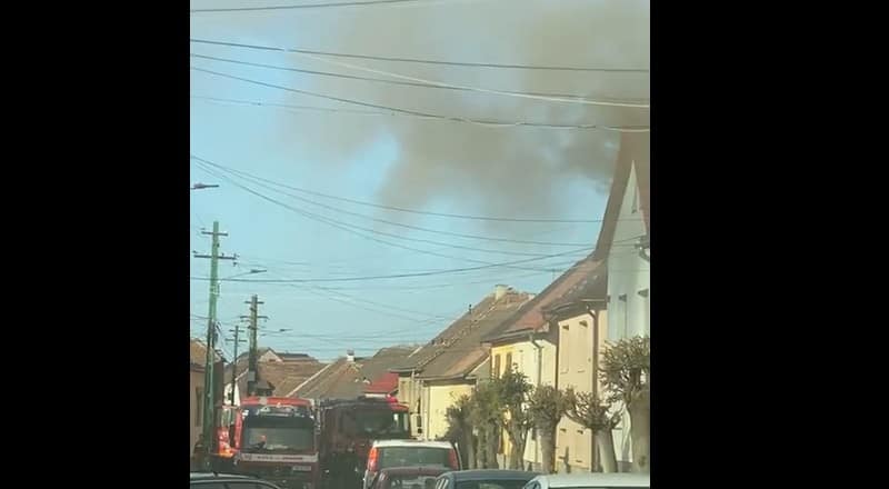 video o casă a luat foc la cisnădie. patru mașini de pompieri sting focul