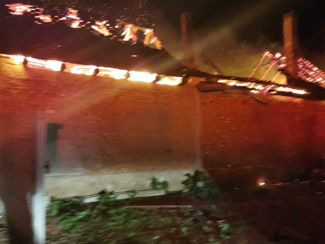 video: casă în flăcări la cristian - au ars acoperișul, 20 de biciclete, lemn și haine