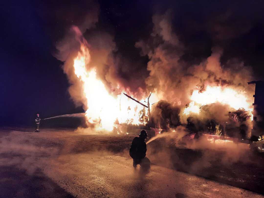 video foto flăcări imense pe dn7 - un tir a ars complet