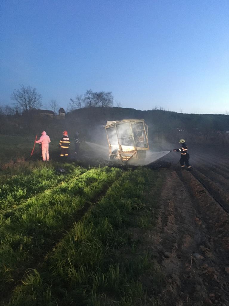 foto - camion apicol plin cu stupi mistuit într-un incendiu la micăsasa