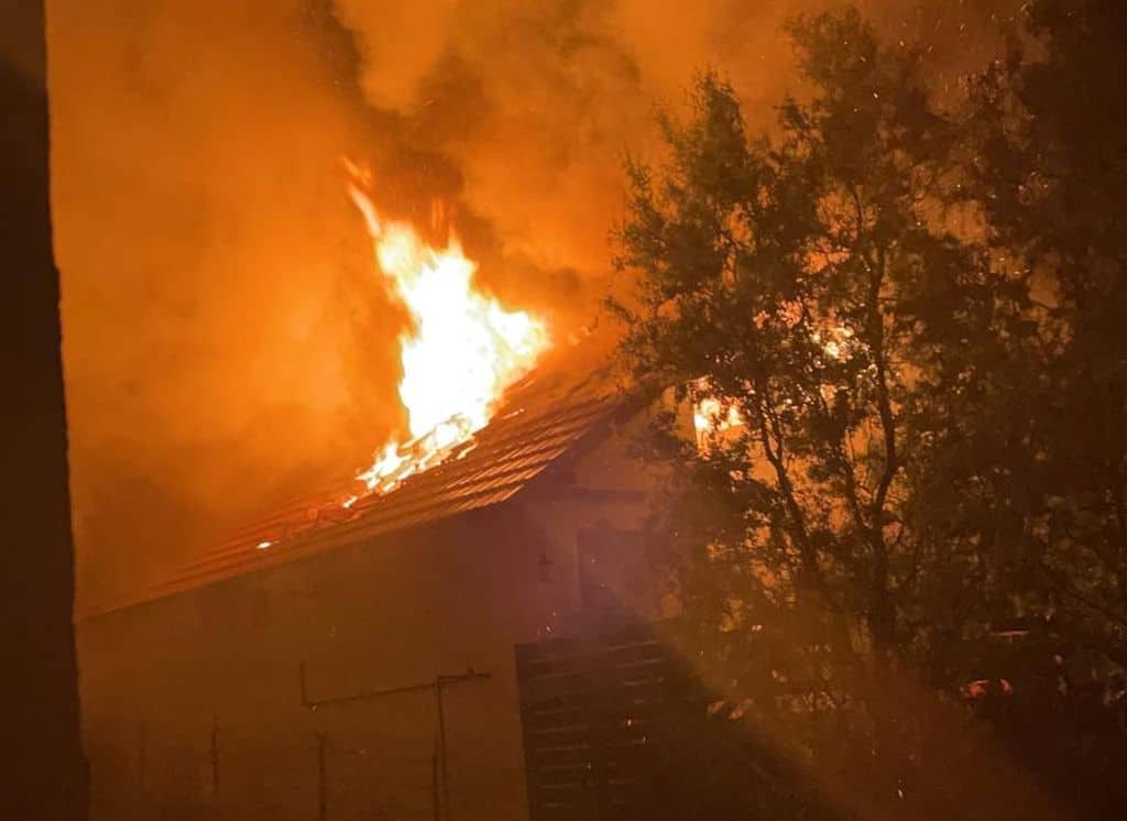 foto: incendiu la turnu roșu - o casă s-a făcut scrum