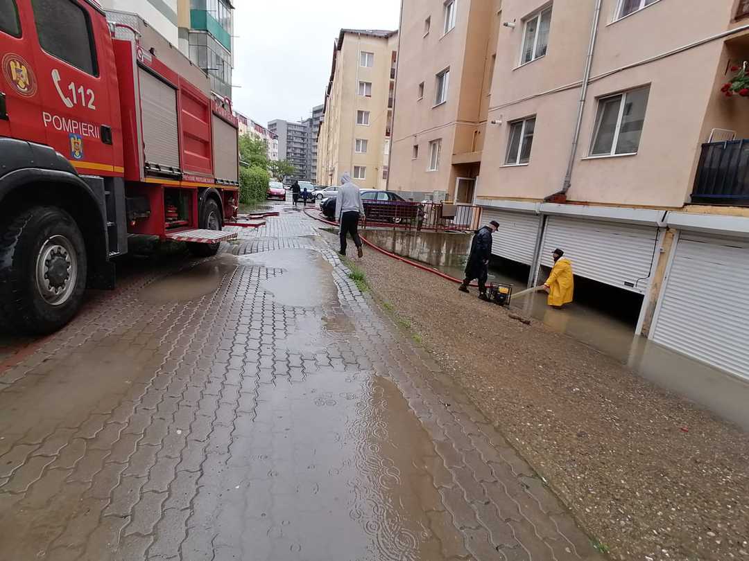 foto video inundații puternice la sibiu - pompierii intervin pentru evacuarea apei