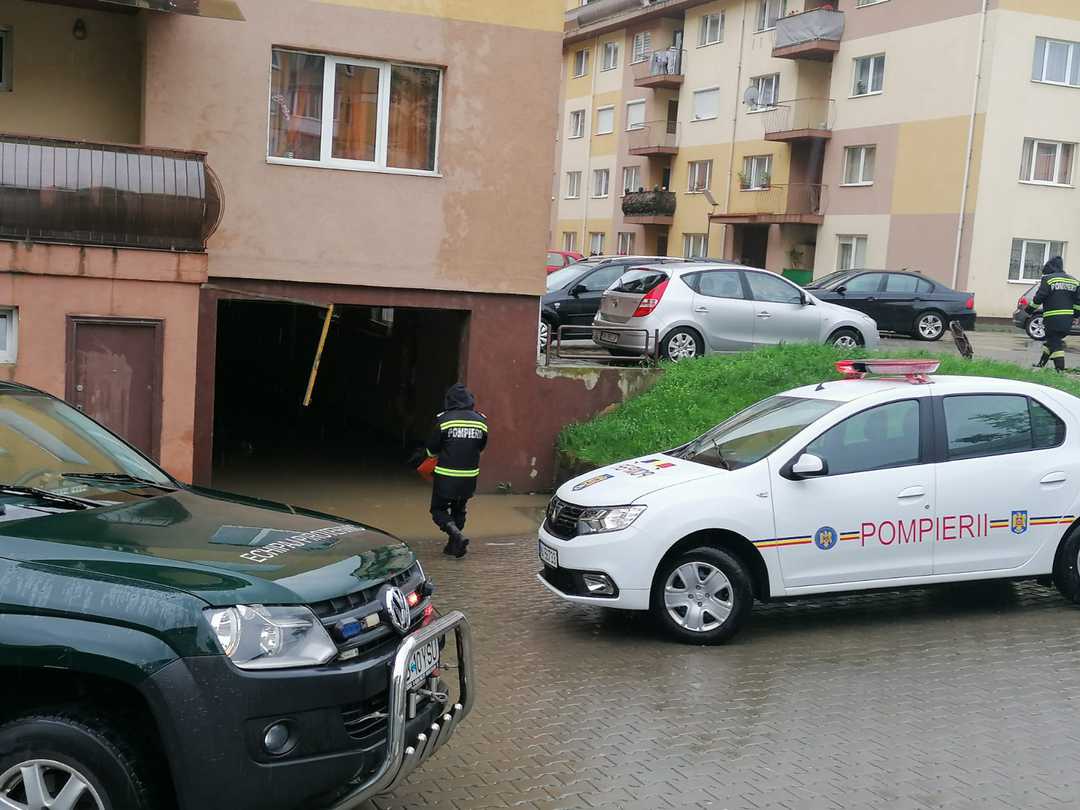 foto video inundații puternice la sibiu - pompierii intervin pentru evacuarea apei