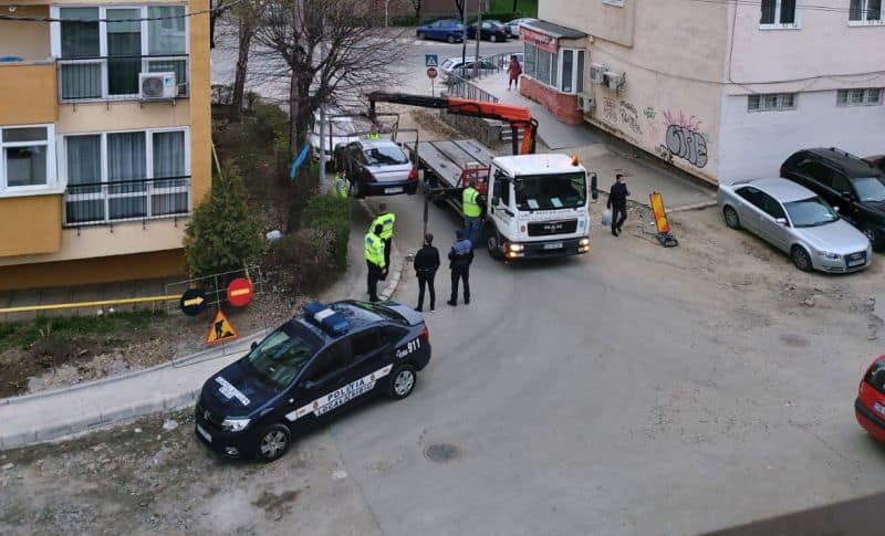 video foto mașina folosită la jaful de la benzinăria din cristian, găsită abandonată pe strada iorga