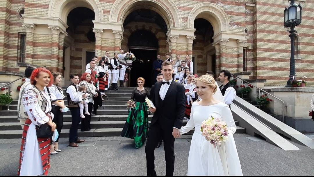 foto - doi ”juni” s-au căsătorit la catedrala mitropolitană. le-au fost alături toți colegii
