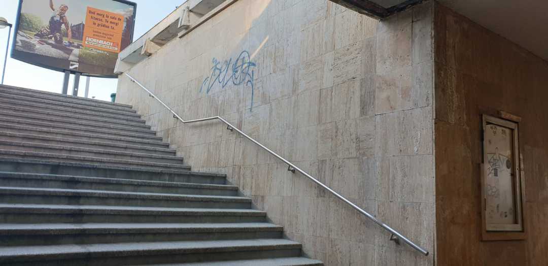 trei studenți curăță de graffiti pasajele pietonale din centrul sibiului - „vrem să descurajăm vandalismul”