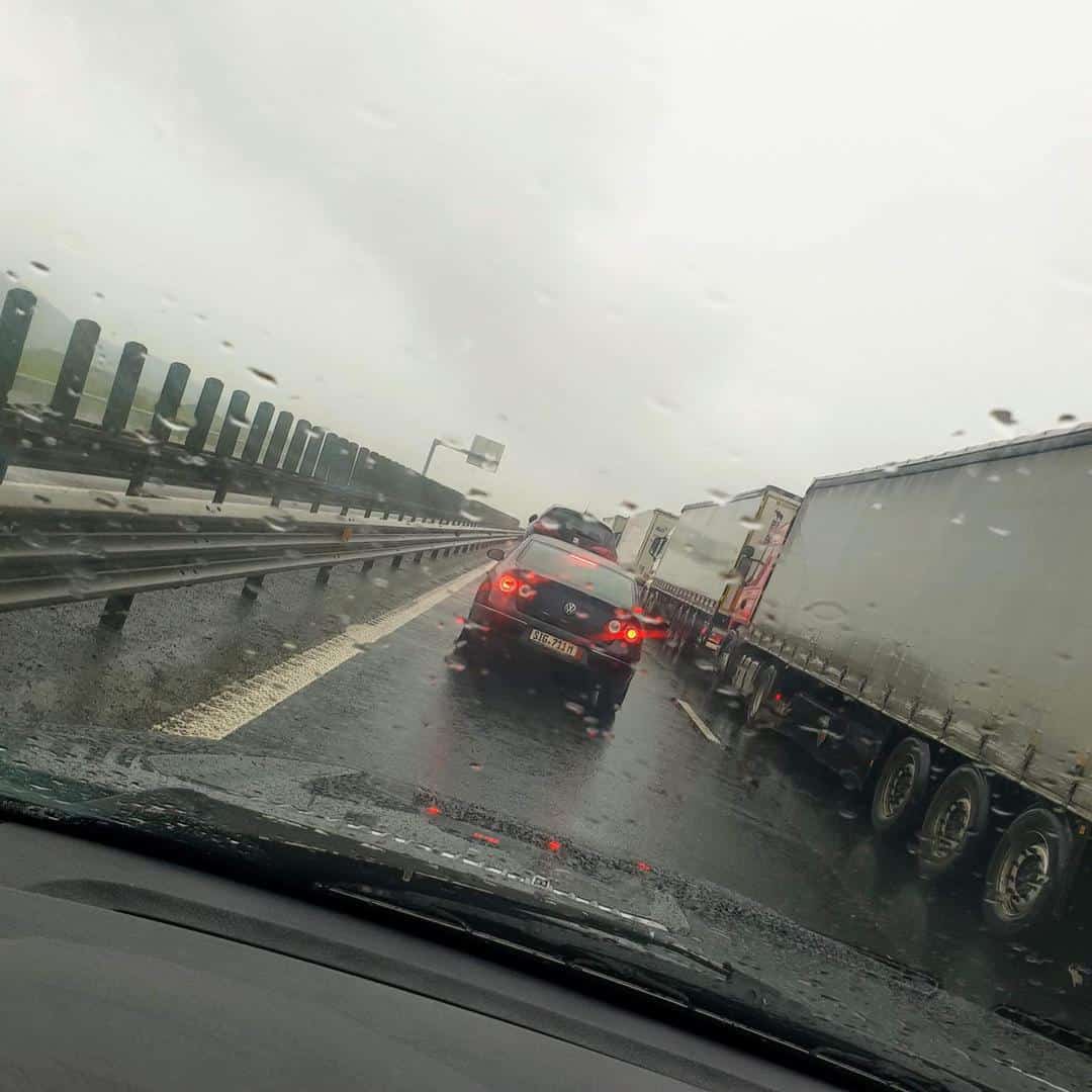 foto: asfaltare pe ploaie pe dn1 - se circulă greu pe autostradă la ieșirea spre mohu