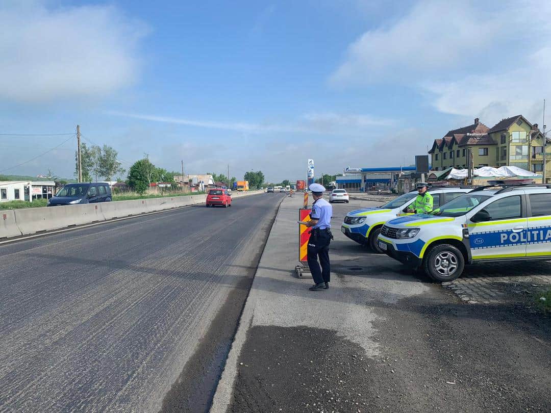 foto: polițiștii sibieni verifică dacă șoferii care transportă persoane poartă mască