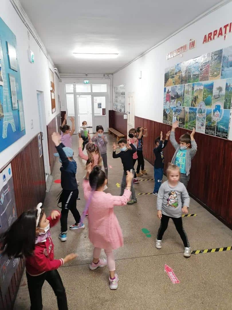 video: activități inedite la școala ferdinand din sibiu - toți elevii au dansat pe holuri