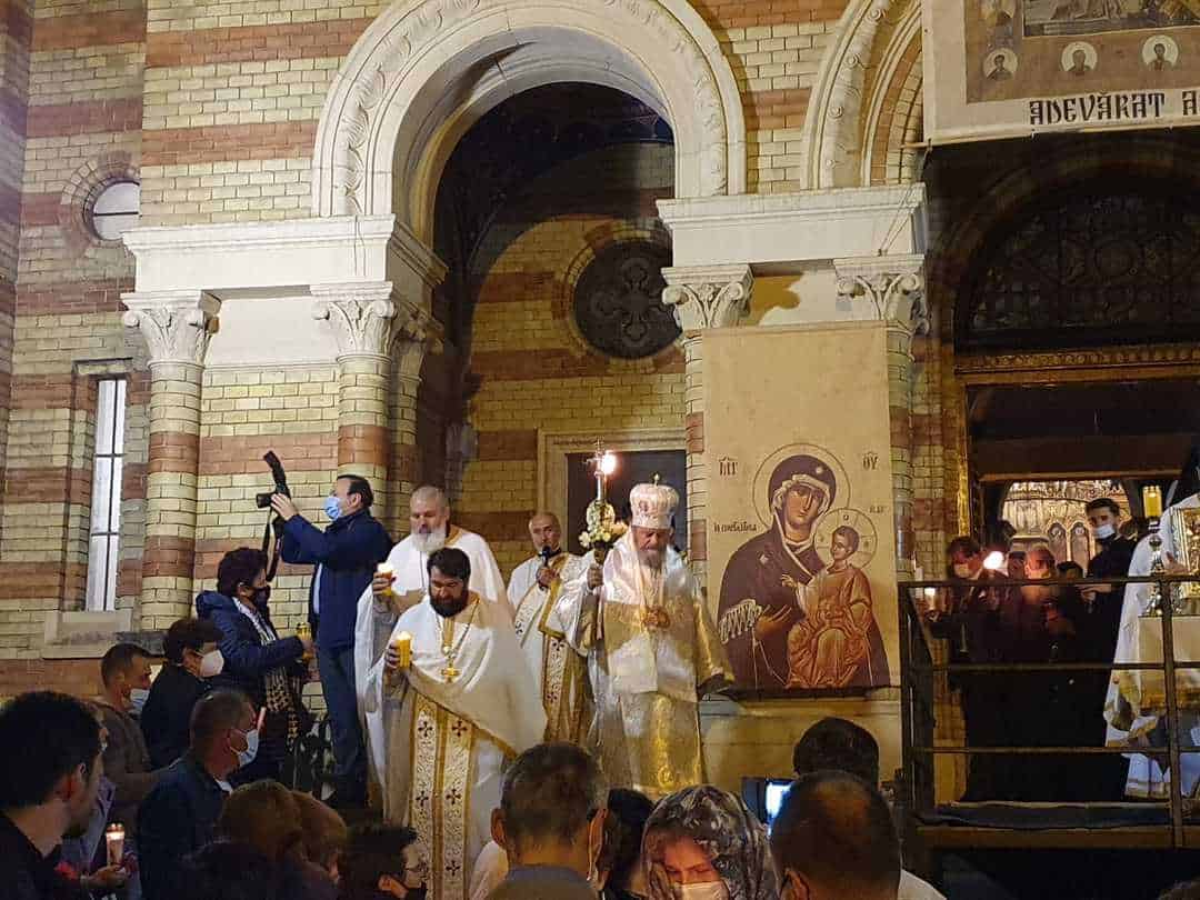 foto: sute de credincioși participă la slujba de înviere la catedrala mitropolitană din sibiu