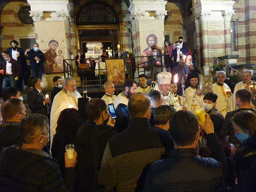 foto: sute de credincioși participă la slujba de înviere la catedrala mitropolitană din sibiu