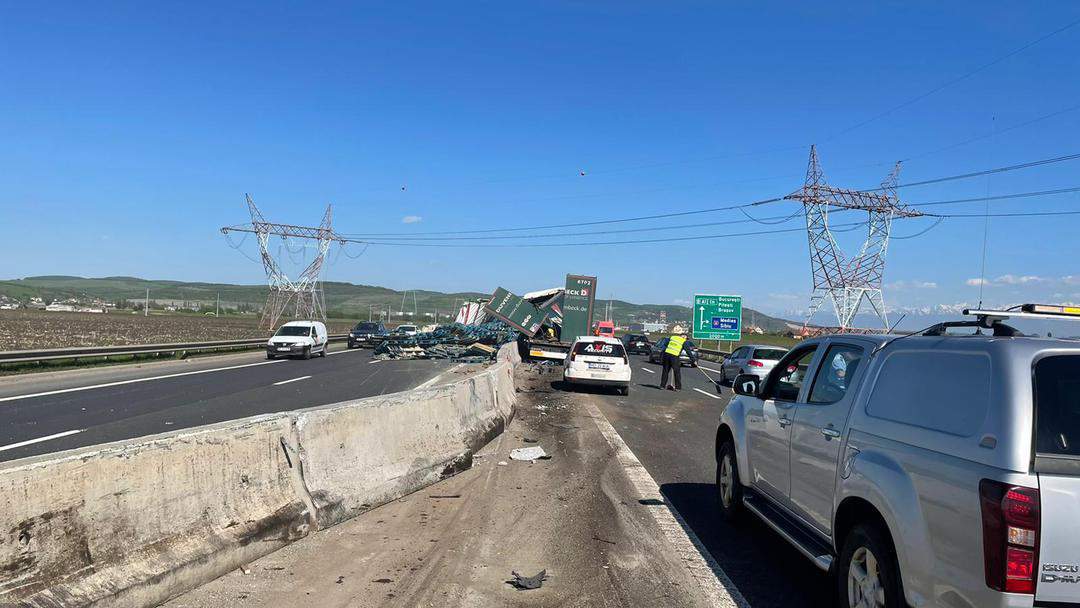 foto: trafic blocat pe autostradă la sibiu - un tir s-a izbit de parapet