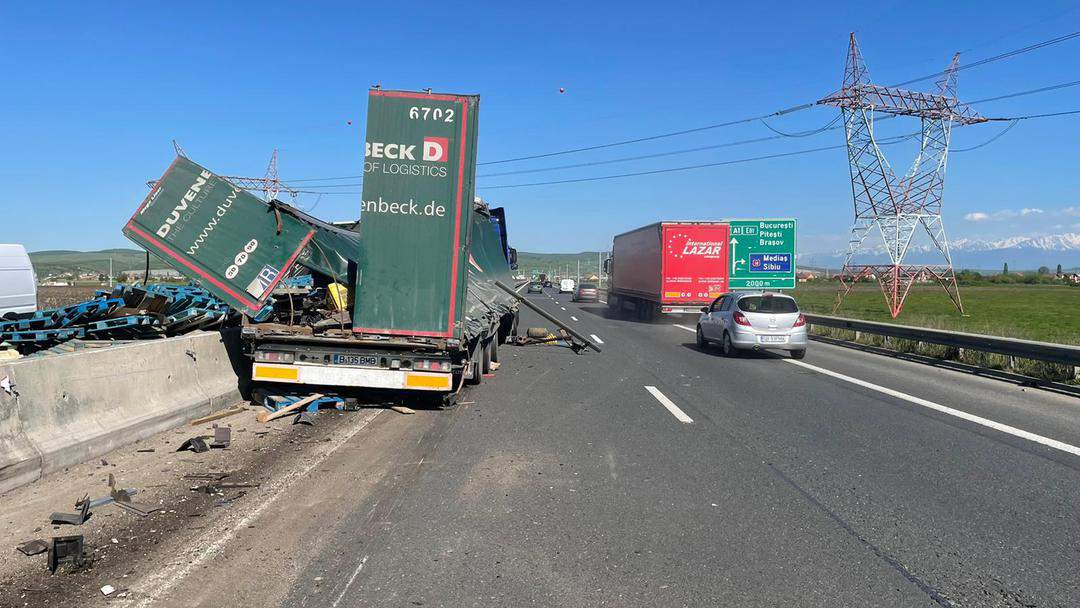 foto: trafic blocat pe autostradă la sibiu - un tir s-a izbit de parapet