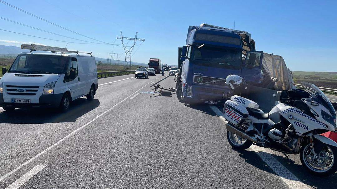 foto: trafic blocat pe autostradă la sibiu - un tir s-a izbit de parapet