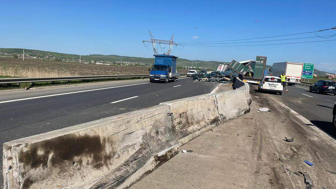 foto: trafic blocat pe autostradă la sibiu - un tir s-a izbit de parapet