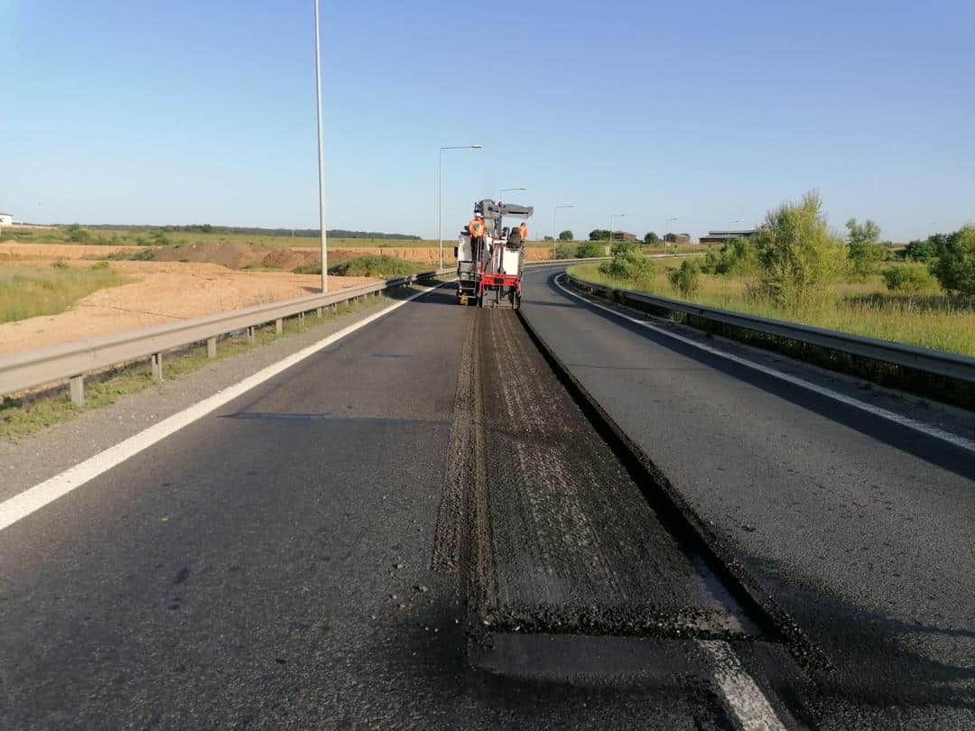 video foto ieşirea de pe autostradă spre dn 1, la şelimbăr, blocată pentru asfaltări