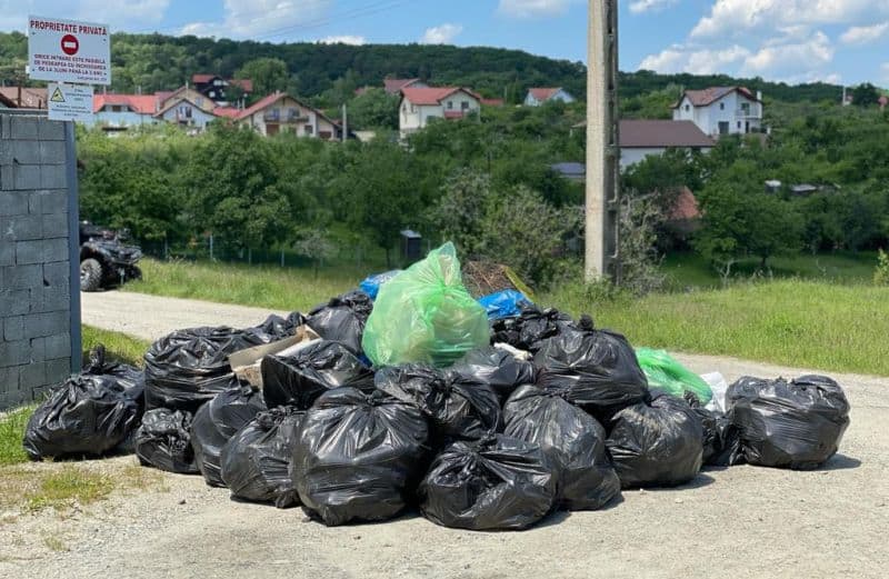 foto acțiune de ecologizare la cisnădioara - s-au strâns sute de saci cu gunoi