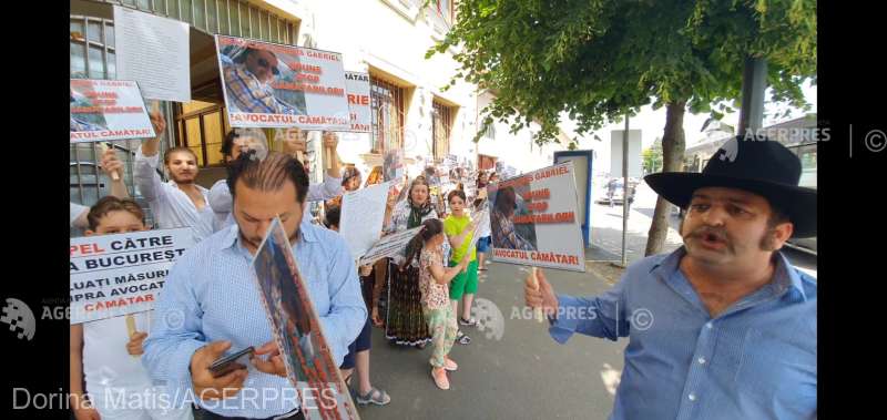 protest împotriva unui cămătar din sibiu - oamenii acuză că din cauza lui și-au pierdut locuinţele