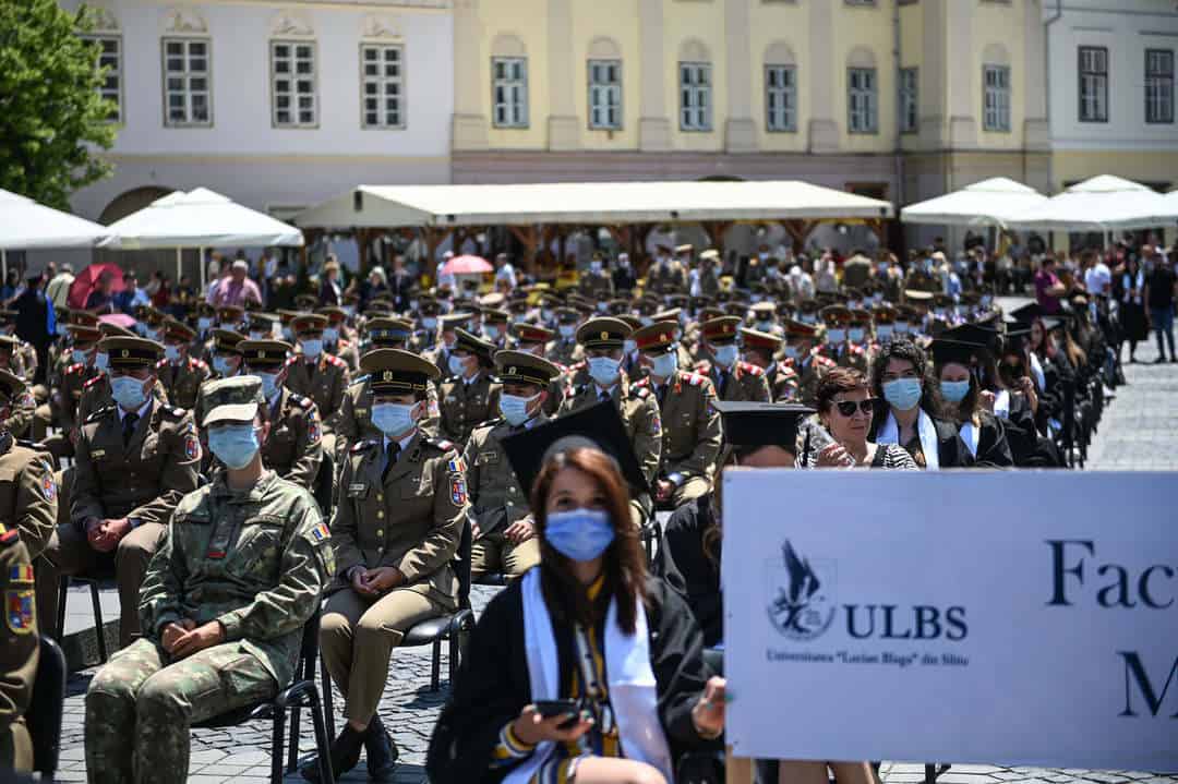 foto: fodor, la absolvirea studenților în piața mare - “ștergeți amarul acestui an greu”