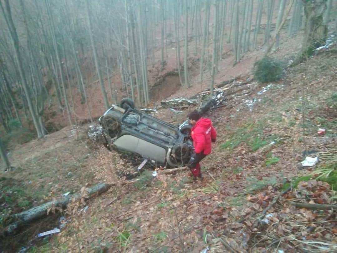 mașină cu roțile-n sus în pădure, zona vălari - pasagerii au răni ușoare