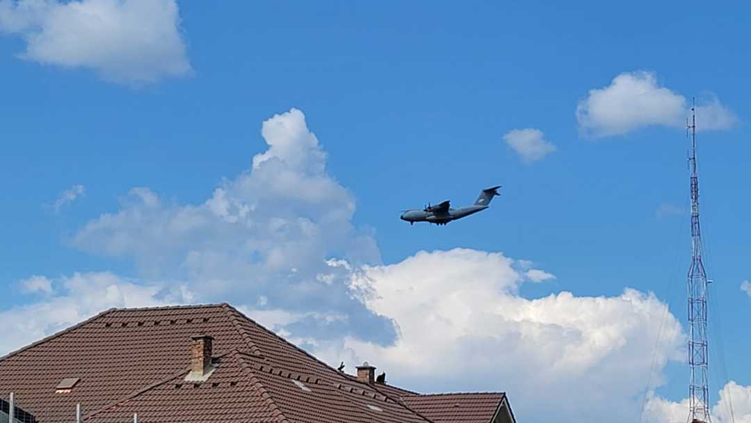 foto: avioane militare aterizează pe bandă rulantă la sibiu - explicații oficiale