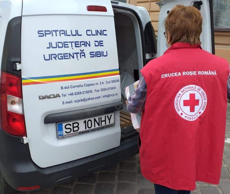 mii de măști și dezinfectanți, donate de crucea roșie pentru spitalul județean sibiu