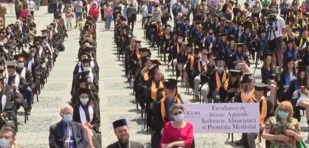 foto: mii de studenți la festivitatea de absolvire în piața mare a sibiului