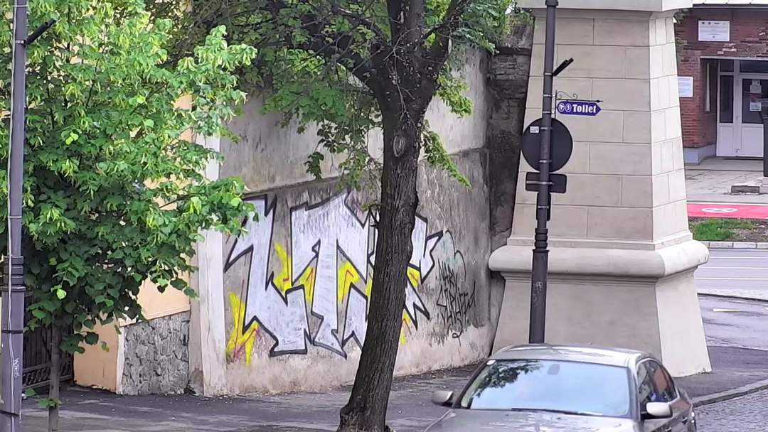 doi tineri au murdărit cu graffiti zidul spitalului de pediatrie - poliția locală îi caută