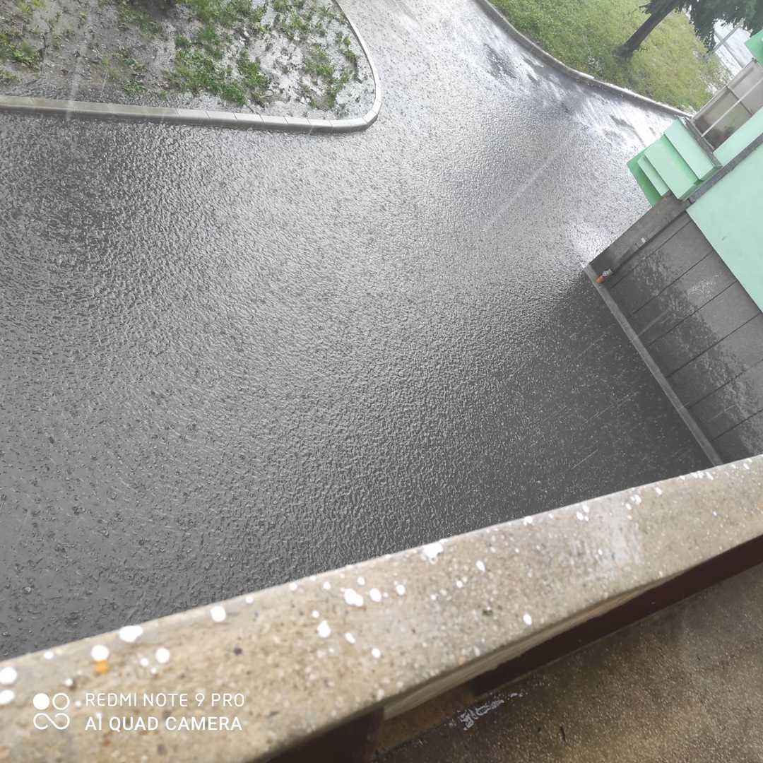 video foto: prăpăd pe mai multe străzi din sibiu din cauza ploii - mașinile “înoată” pe maramureșului