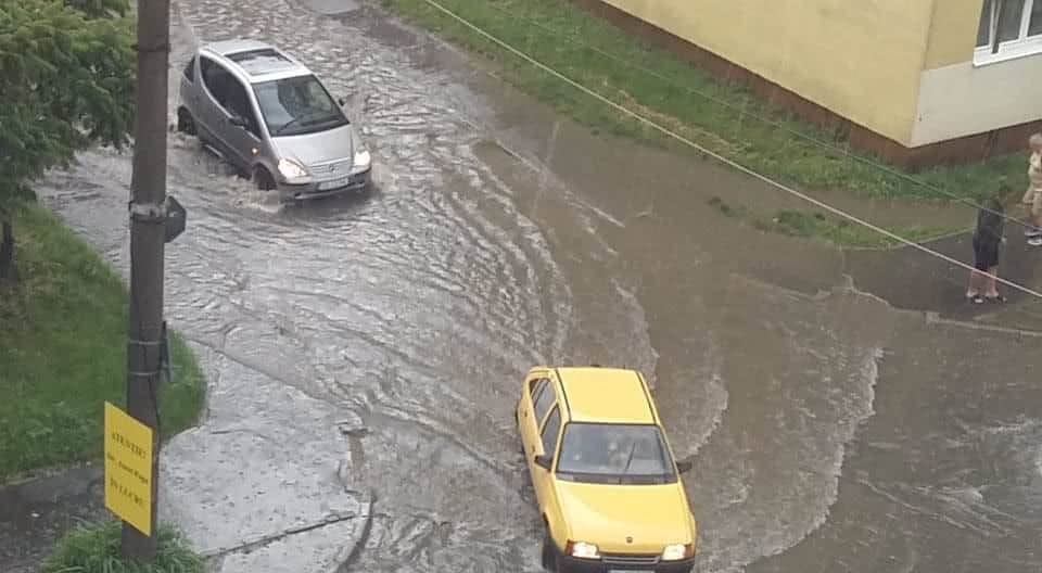 video foto: prăpăd pe mai multe străzi din sibiu din cauza ploii - mașinile “înoată” pe maramureșului