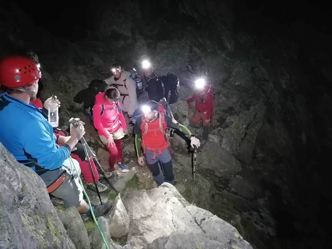 video: turiști cehi salvați din munții făgăraș de salvamontiști - unul dintre ei e rănit