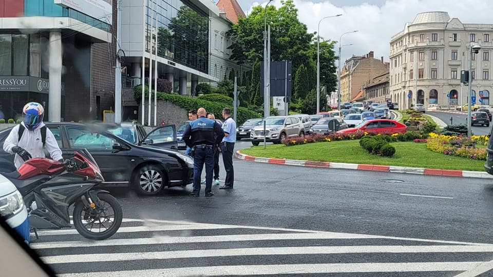 FOTO: Două mașini „s-au pupat” în sensul giratoriu de la Ramada