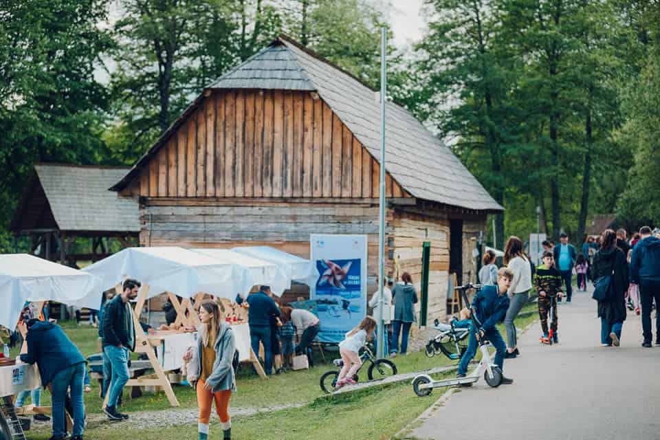 peste 7.000 de oameni au participat la târgul de jucării din muzeul în aer liber