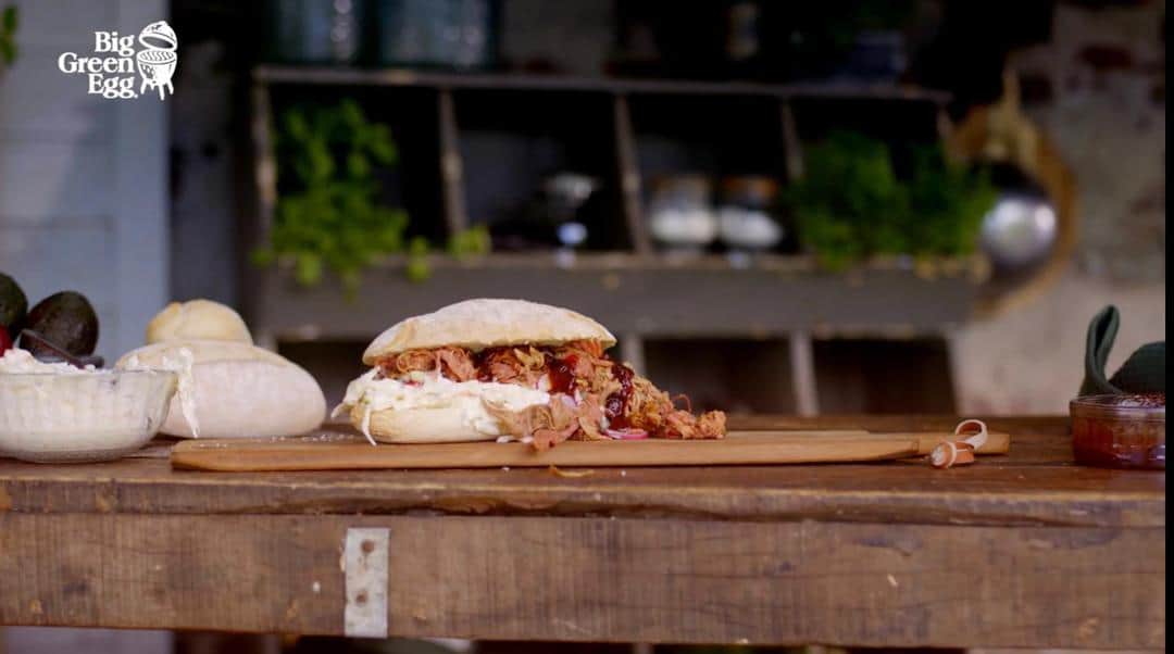 cum gatesti cel mai bun burger pulled-pork pe gratarul big green egg? [reteta video]