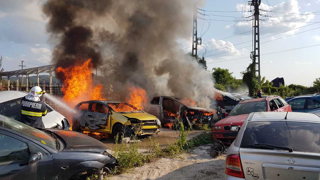 foto: incendiu într-un parc auto din mediaș - focul a pornit de la un flex