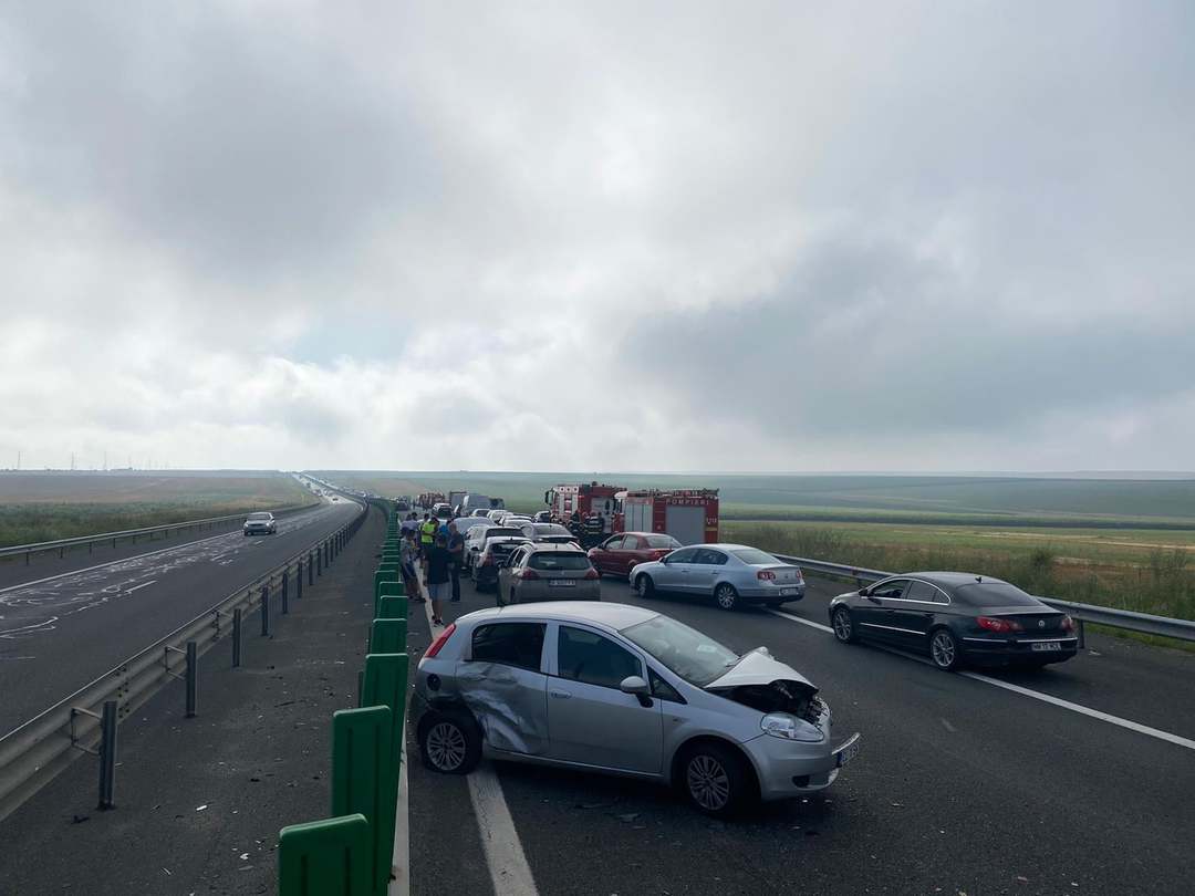 video foto - carambol imens pe autostrada soarelui - peste cincizeci de mașini avariate și 156 de persoane implicate