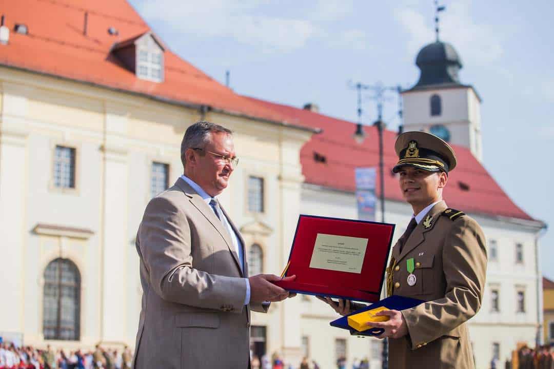 FOTO VIDEO Festivitate emoționantă în Piața Mare - Tinerii militari au primit primul grad de ofițer