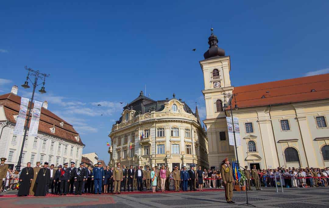 FOTO VIDEO Festivitate emoționantă în Piața Mare - Tinerii militari au primit primul grad de ofițer