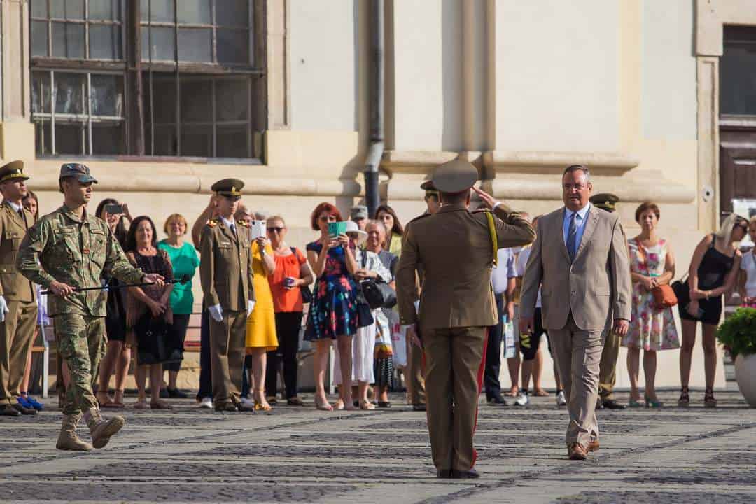 FOTO VIDEO Festivitate emoționantă în Piața Mare - Tinerii militari au primit primul grad de ofițer