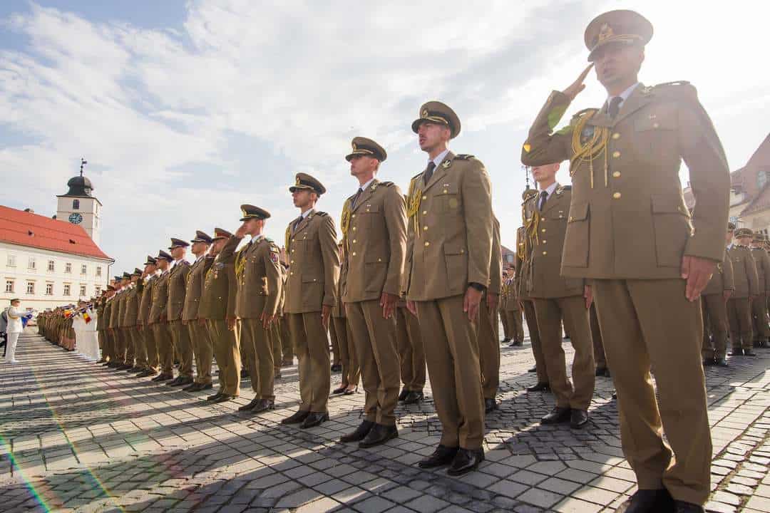 foto video festivitate emoționantă în piața mare - tinerii militari au primit primul grad de ofițer