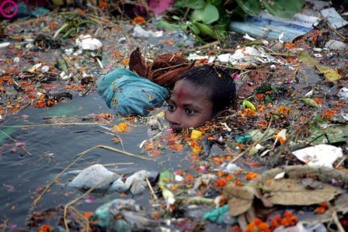 fenomenul poluării cu plastic se îndreaptă spre un punct critic ireversibil - omenii aruncă anual peste 45 de milioane de tone