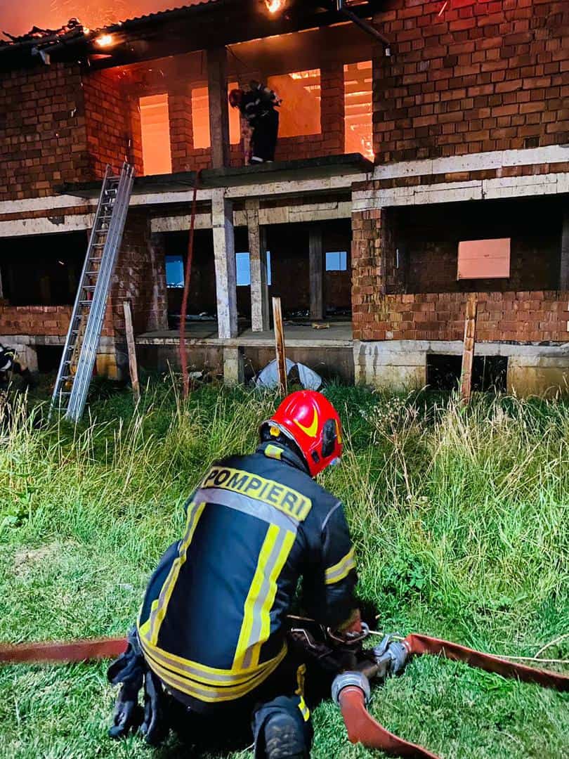 foto: incendiu la o casă în construcții pe strada doamna stanca - focul, pus intenționat