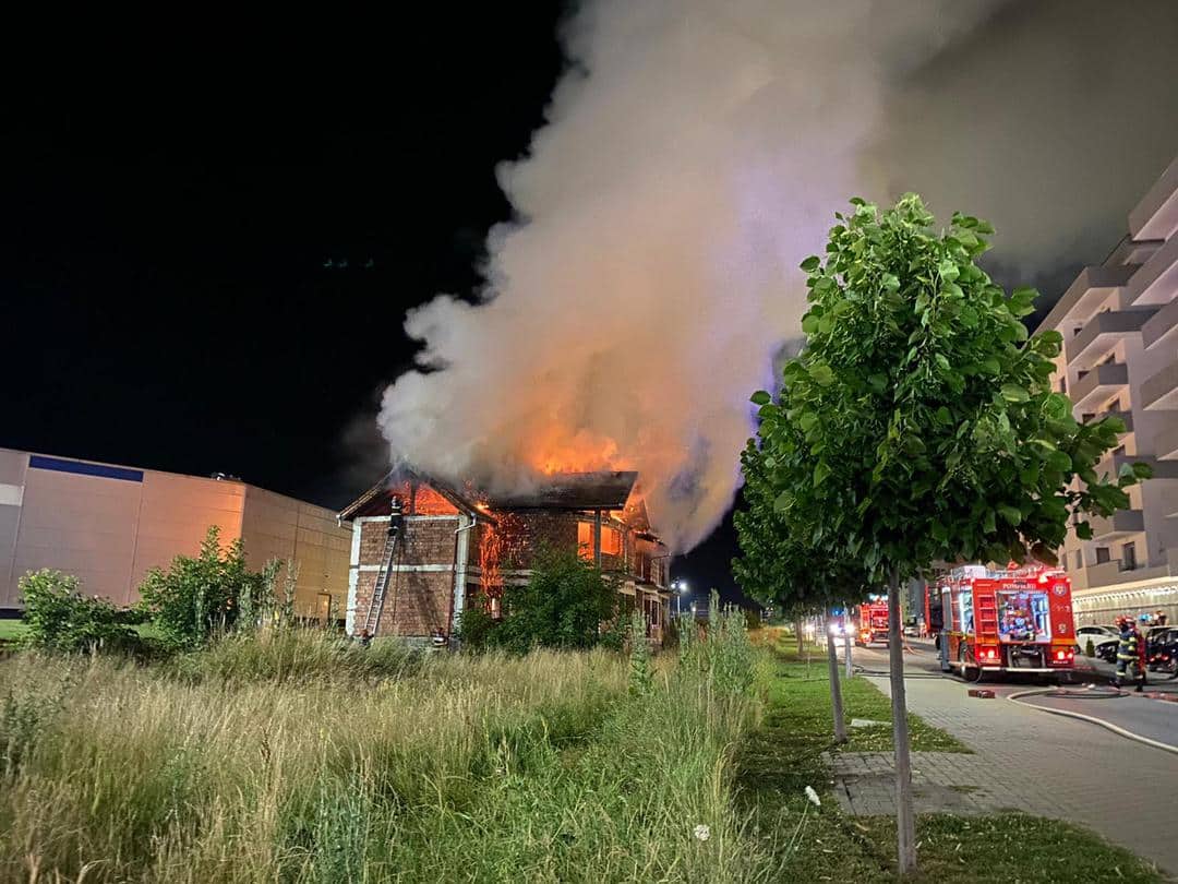 foto: incendiu la o casă în construcții pe strada doamna stanca - focul, pus intenționat