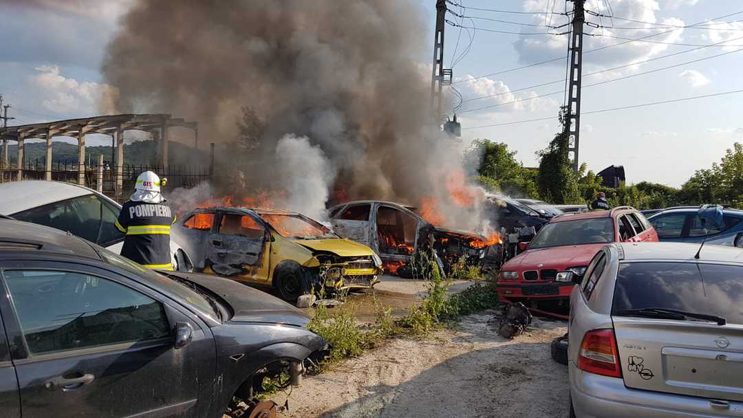 foto: incendiu într-un parc auto din mediaș - focul a pornit de la un flex
