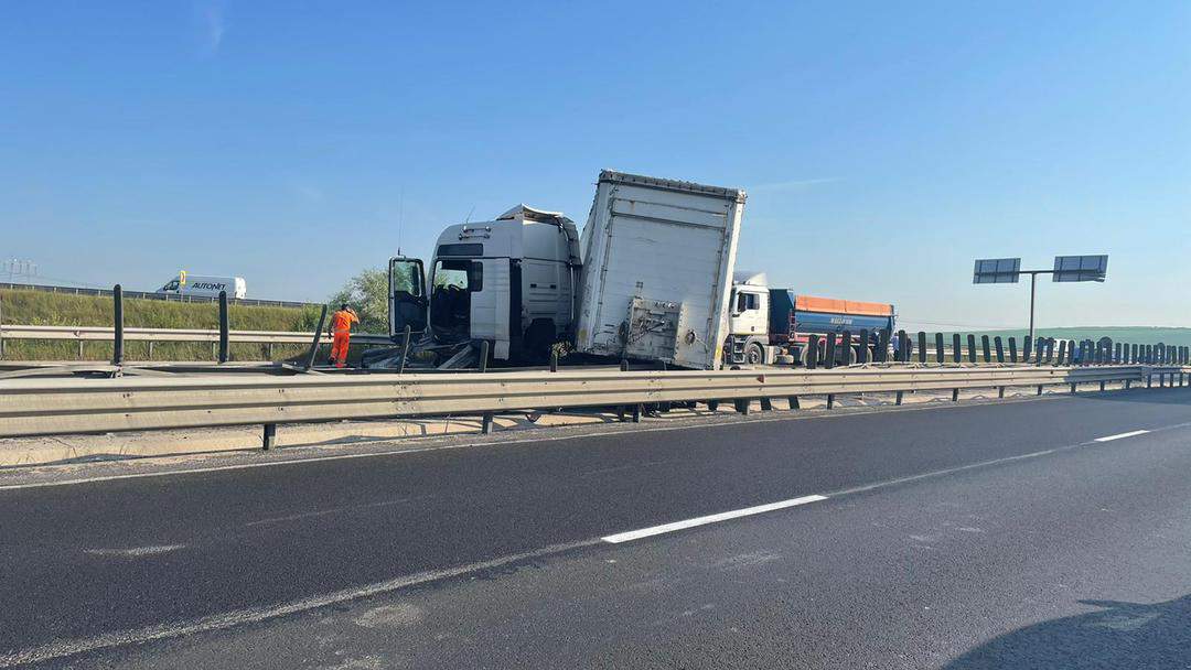 foto accident în lanț pe autostradă, la ocna sibiului. un tir blochează drumul