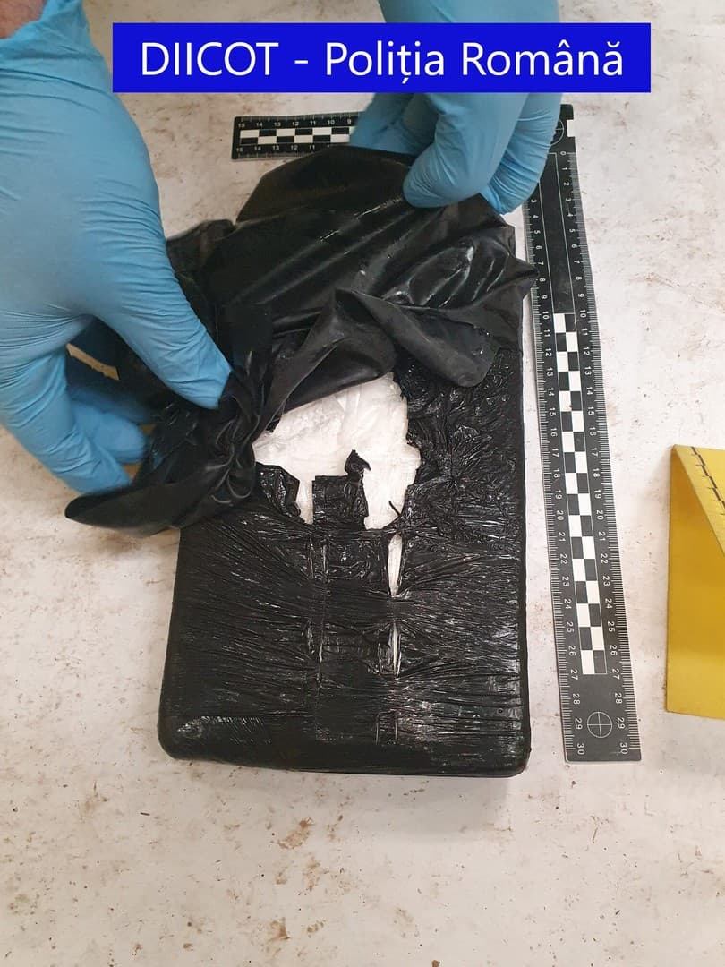 foto - jumătate de tonă de cocaină ascunsă în baxuri de banane, descoperită la chiajna